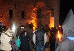 Un momento della battaglia tra soldati e streghe al monastero