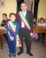 Il sindaco Cesare Cavallo consegna la fascia tricolre al vice-sindaco del Ccr